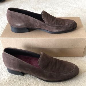 Munro shoes Harrison style suede loafers light brown “Greige”. Size 8.5 N narrow